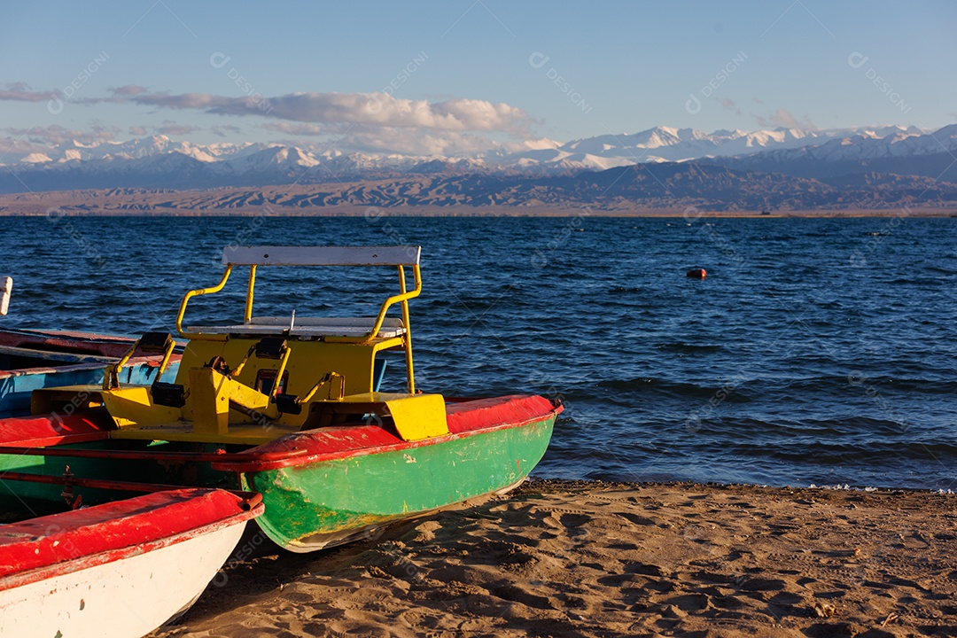 Lago em um fundo montanha