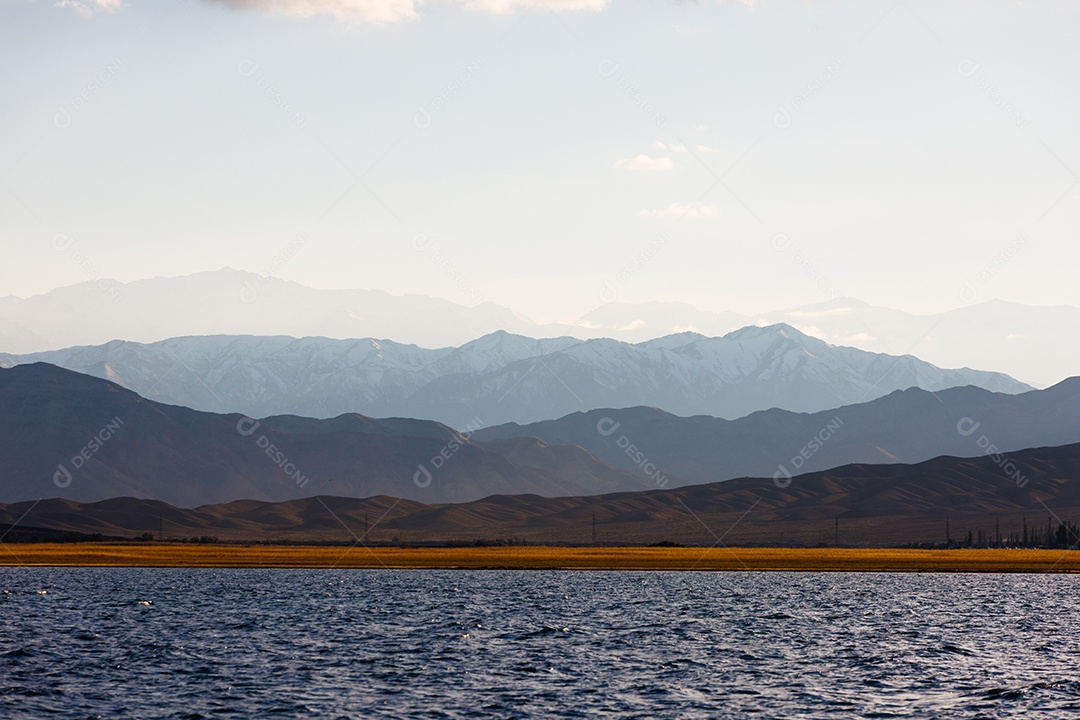 Lago em um fundo montanha
