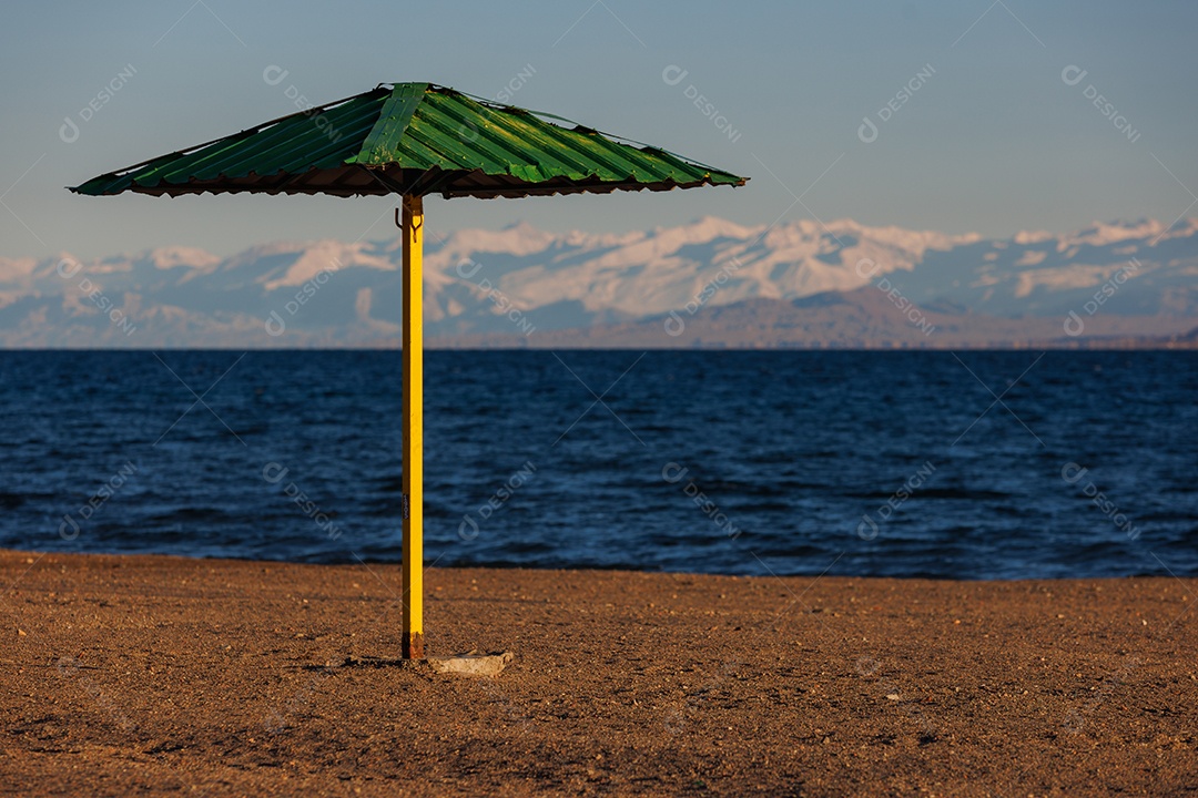 Lago em um fundo montanha