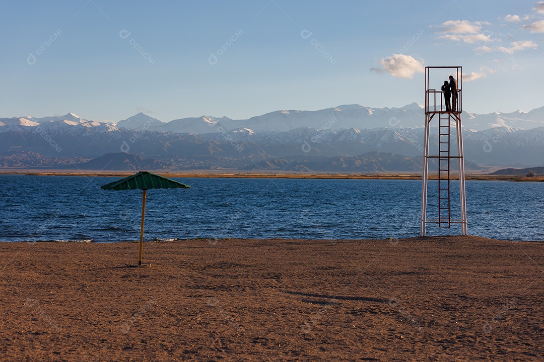Lago em um fundo montanha