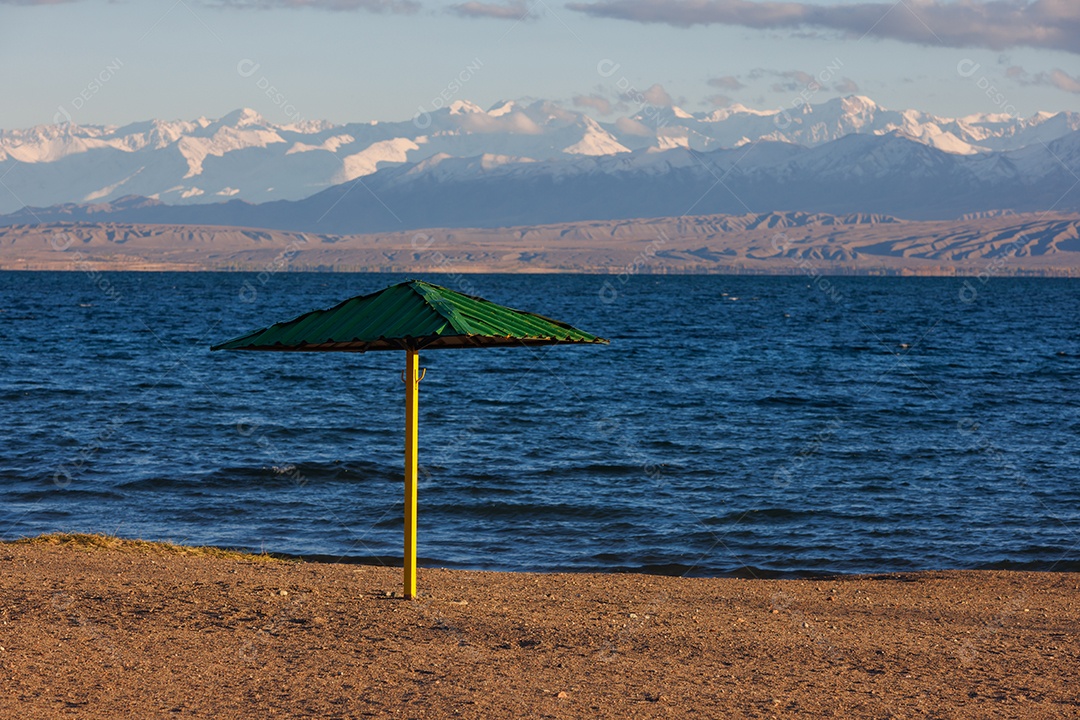 Lago em um fundo montanha