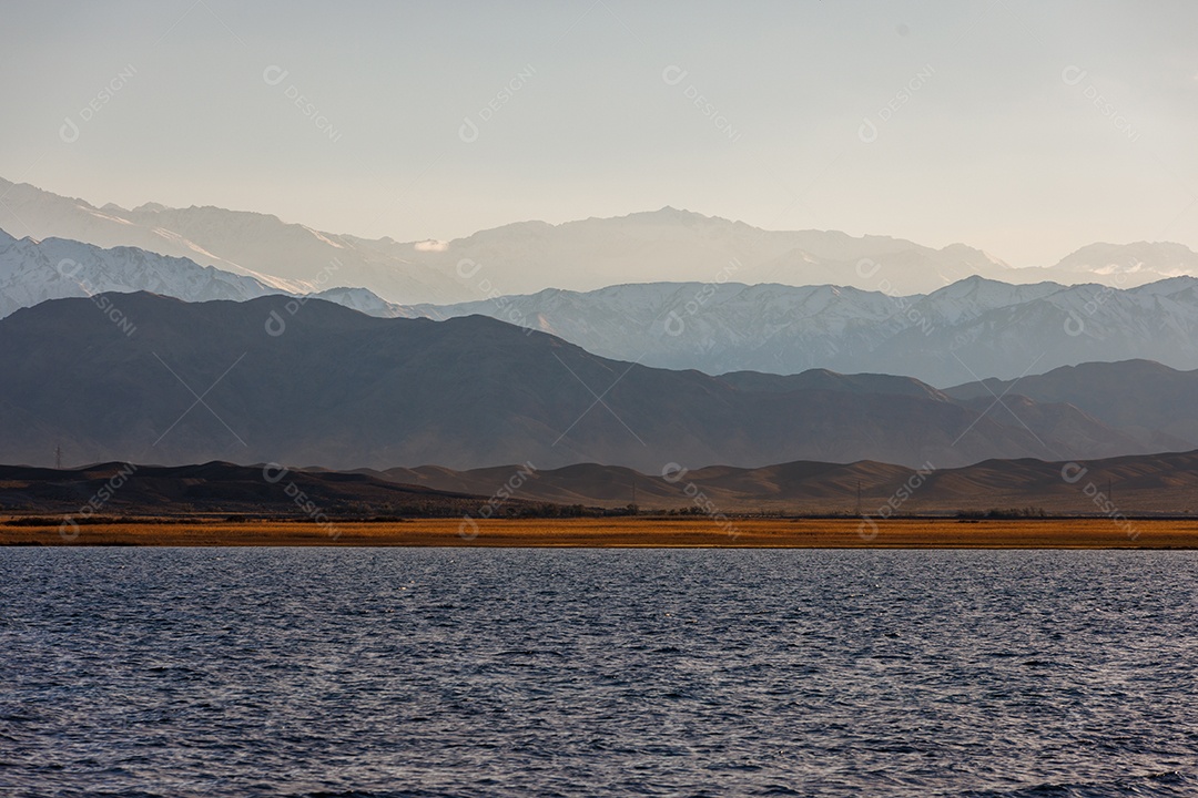 Lago em um fundo montanha