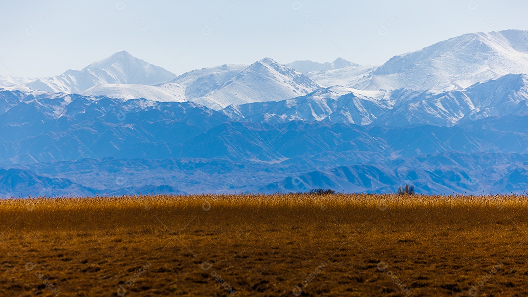 Linda paisagem com montanha