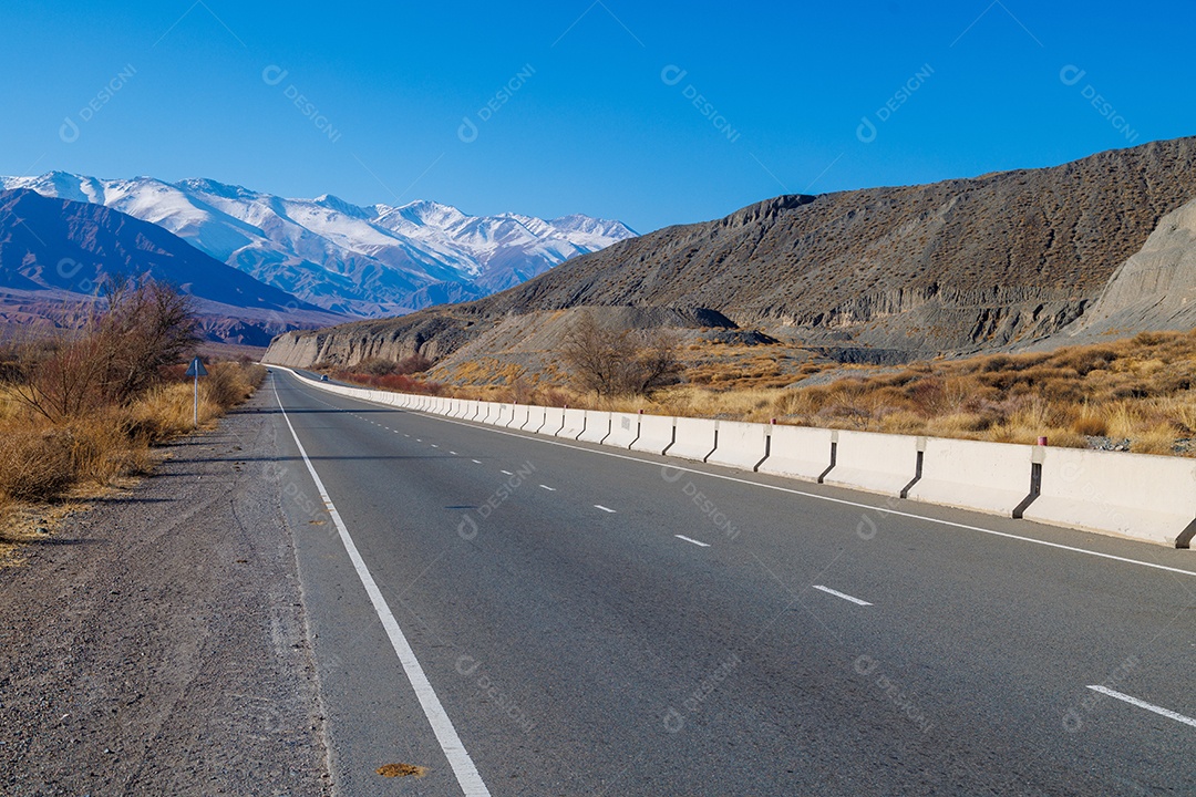 Linda paisagem com montanha