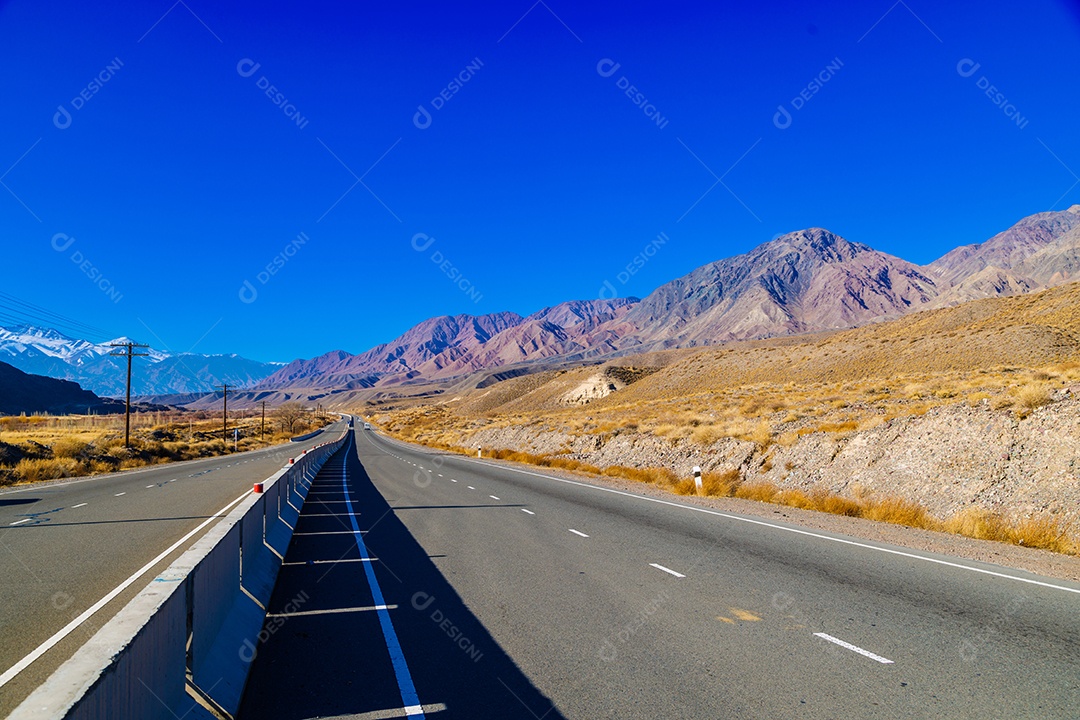 Linda paisagem com montanha