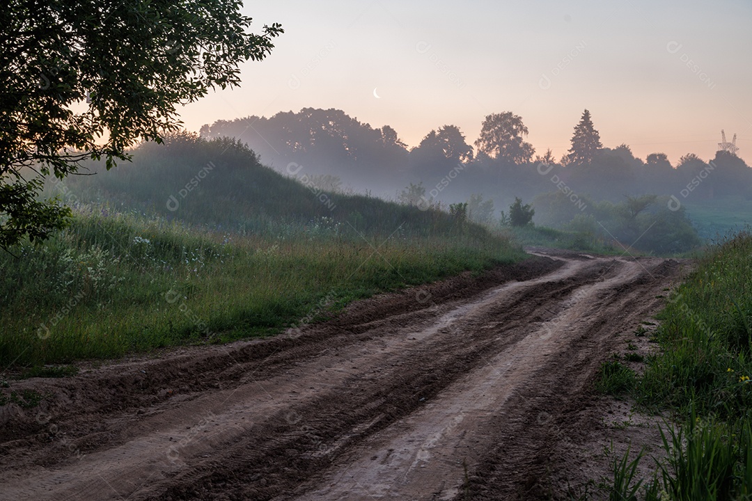 Estrada de terra em uma área rural