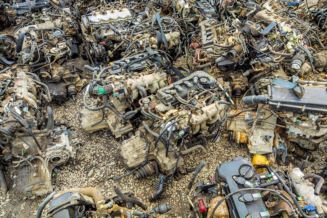 Pilha de sucata de aço velhos de peças de automóveis usados