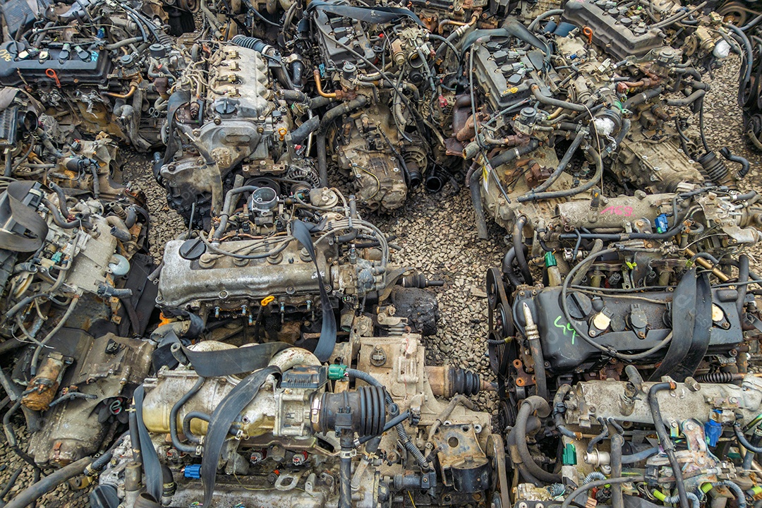 Pilha de sucata de aço velhos de peças de automóveis usados