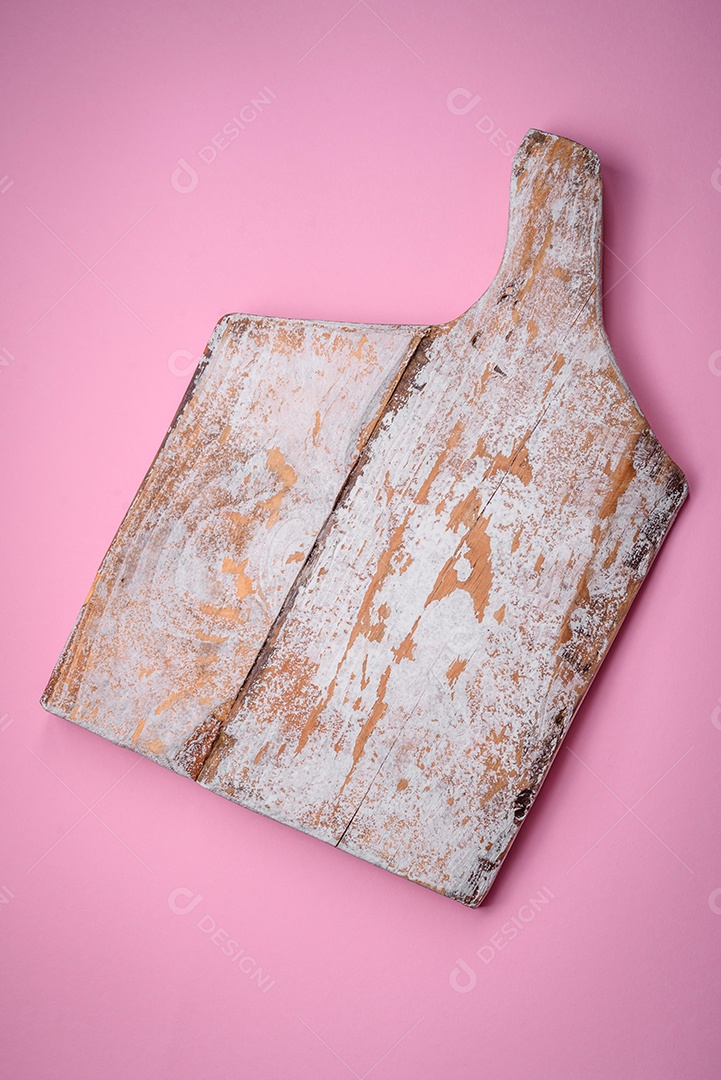 Tábua de corte retangular de madeira vazia em um fundo liso, flatley. Utensílios de cozinha na cozinha de casa