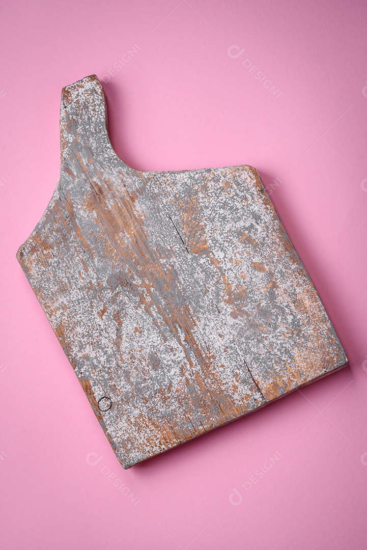 Tábua de corte retangular de madeira vazia em um fundo liso, flatley. Utensílios de cozinha na cozinha de casa