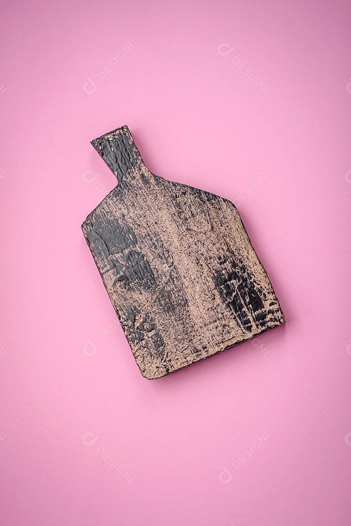 Tábua de corte retangular de madeira vazia em um fundo liso, flatley. Utensílios de cozinha na cozinha de cas