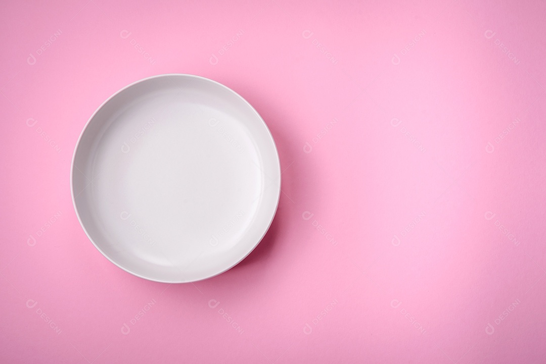 Placa cerâmica redonda vazia sobre um fundo liso, flatley com espaço de cópia. Utensílios de cozinha na cozinha de casa