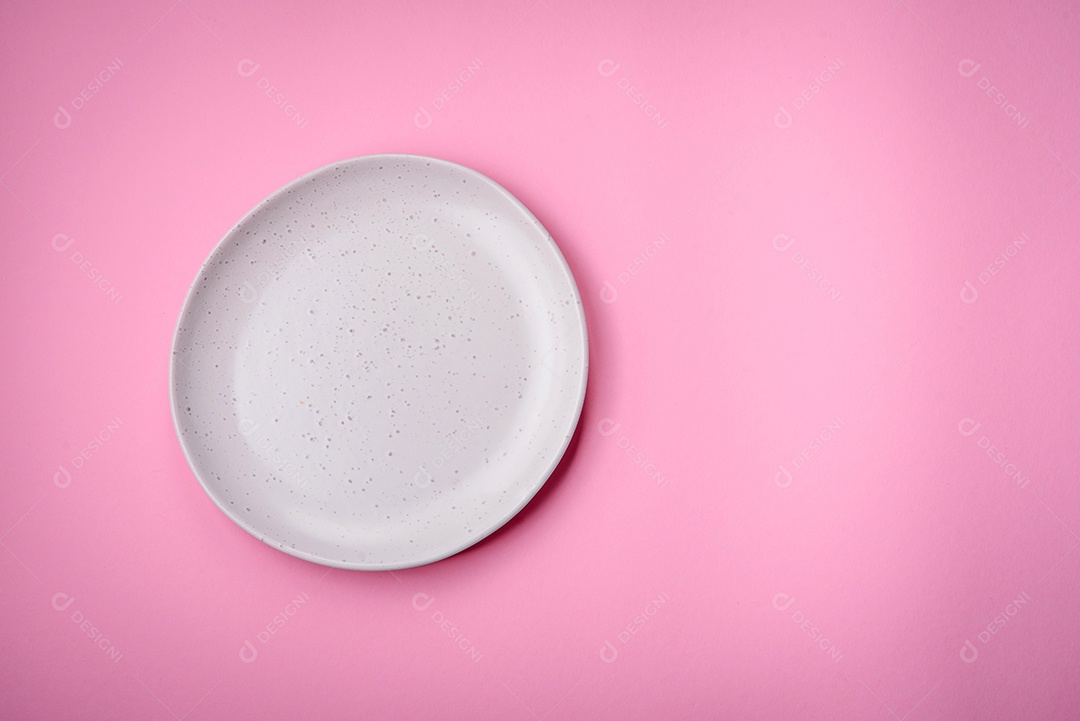 Placa cerâmica redonda vazia sobre um fundo liso, flatley com espaço de cópia. Utensílios de cozinha na cozinha de casa