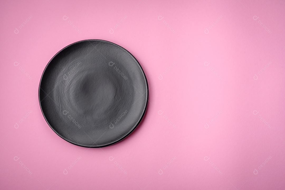 Placa cerâmica redonda vazia sobre um fundo liso, flatley com espaço de cópia. Utensílios de cozinha na cozinha de casa