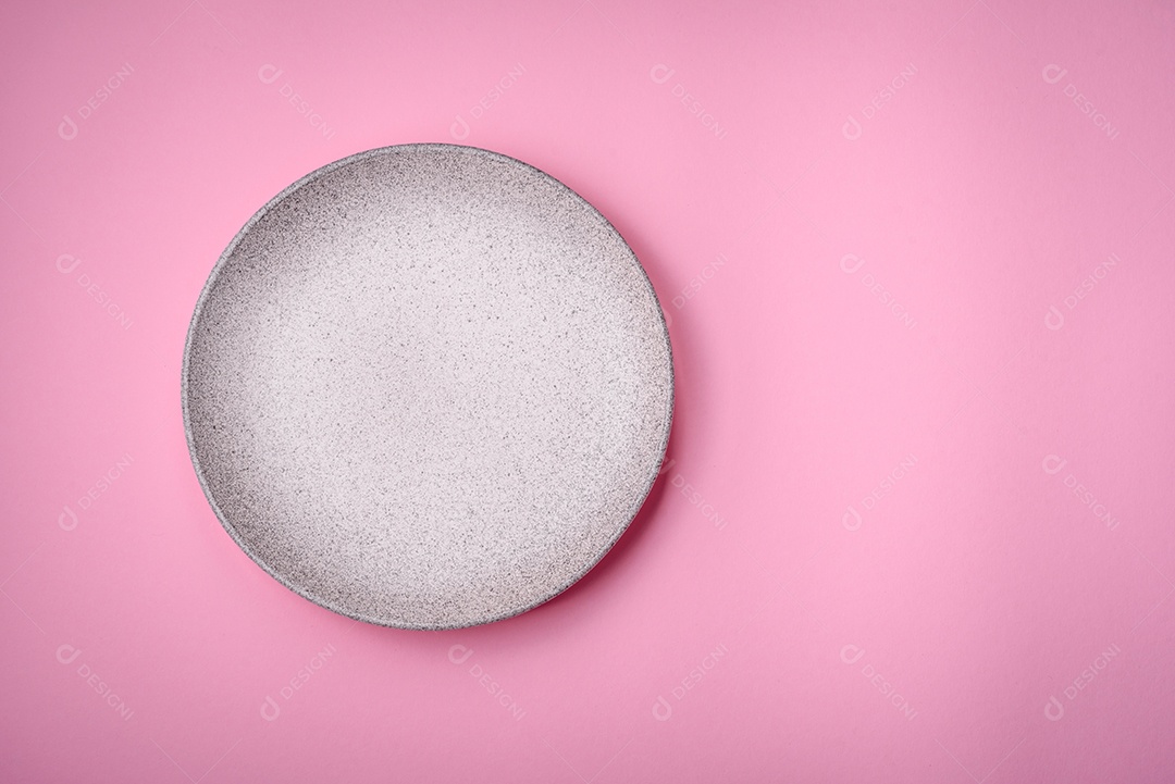 Placa cerâmica redonda vazia sobre um fundo liso, flatley com espaço de cópia. Utensílios de cozinha na cozinha de casa