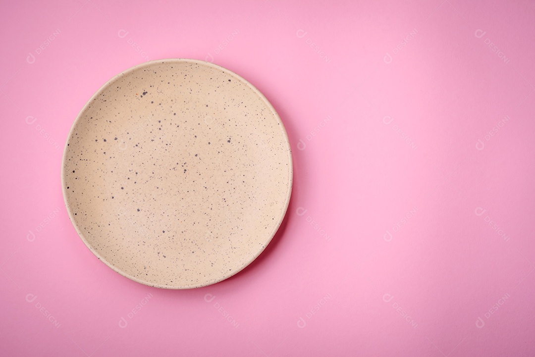 Placa cerâmica redonda vazia sobre um fundo liso, flatley com espaço de cópia. Utensílios de cozinha na cozinha de casa