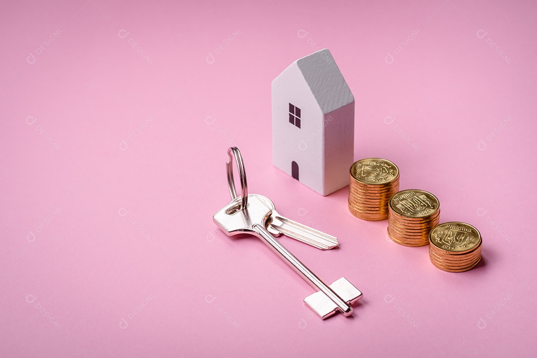 Uma pequena casa de madeira e a inscrição vendidas. Conceito de venda, aluguer de imóveis para uma família. Agência imobiliária, venda de casas e apartamentos novos