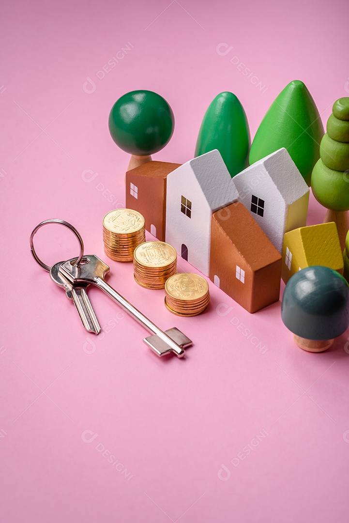 Uma pequena casa de madeira e a inscrição vendidas. Conceito de venda, aluguer de imóveis para uma família. Agência imobiliária, venda de casas e apartamentos novos