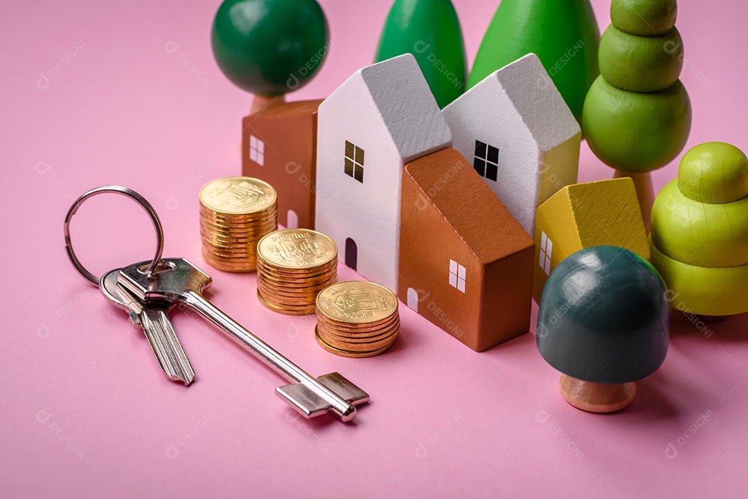 Uma pequena casa de madeira e a inscrição vendidas. Conceito de venda, aluguer de imóveis para uma família. Agência imobiliária, venda de casas e apartamentos novos