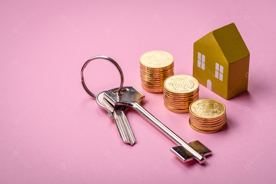 Uma pequena casa de madeira e a inscrição vendidas. Conceito de venda, aluguer de imóveis para uma família. Agência imobiliária, venda de casas e apartamentos novos