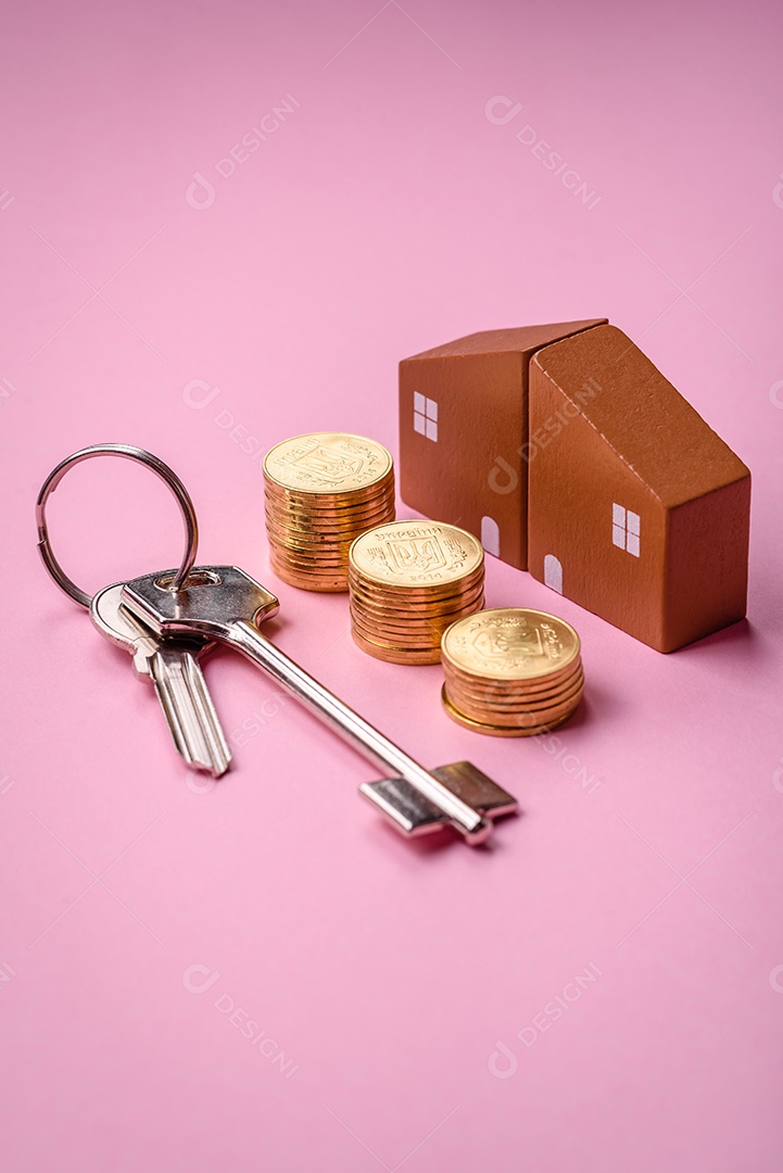 Uma pequena casa de madeira e a inscrição vendidas. Conceito de venda, aluguer de imóveis para uma família. Agência imobiliária, venda de casas e apartamentos novos