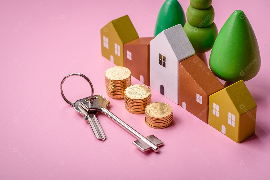 Uma pequena casa de madeira e a inscrição vendidas. Conceito de venda, aluguer de imóveis para uma família. Agência imobiliária, venda de casas e apartamentos novos