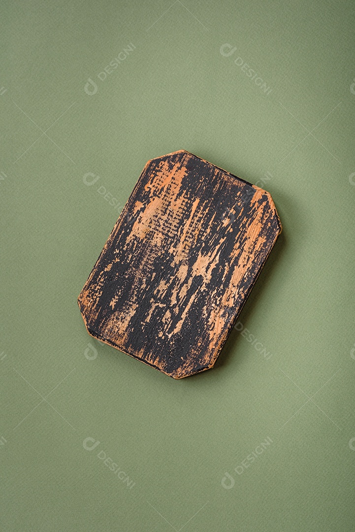 Tábua de corte retangular de madeira vazia em um fundo liso. Utensílios de cozinha na cozinha de casa