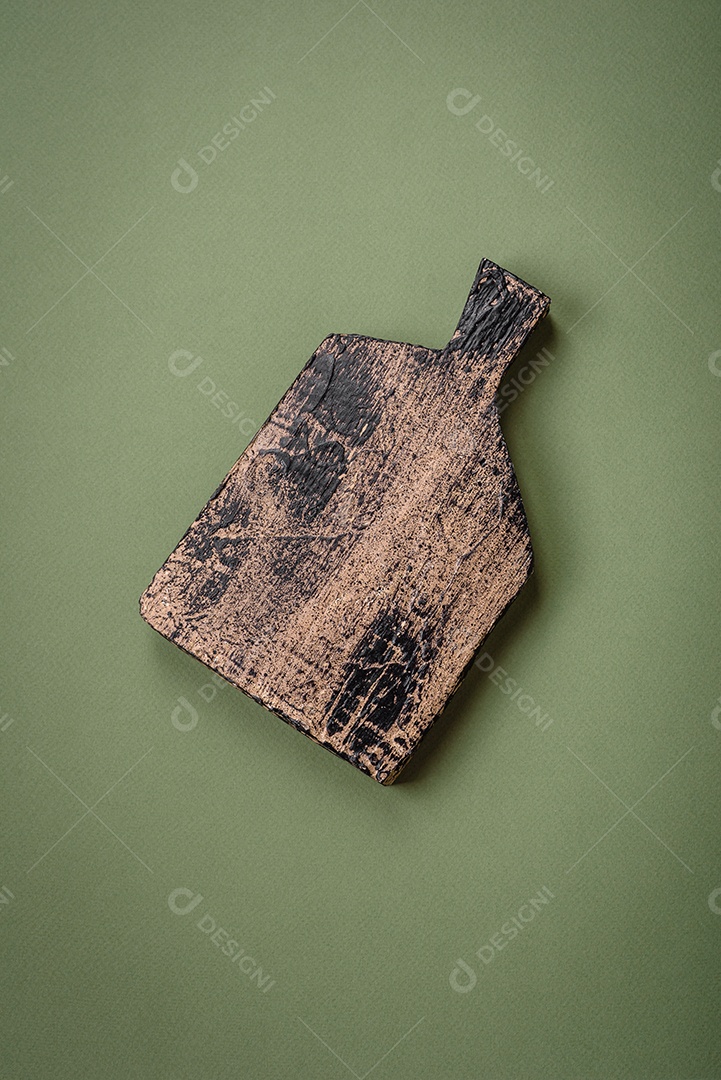 Tábua de corte retangular de madeira vazia em um fundo liso. Utensílios de cozinha na cozinha de casa