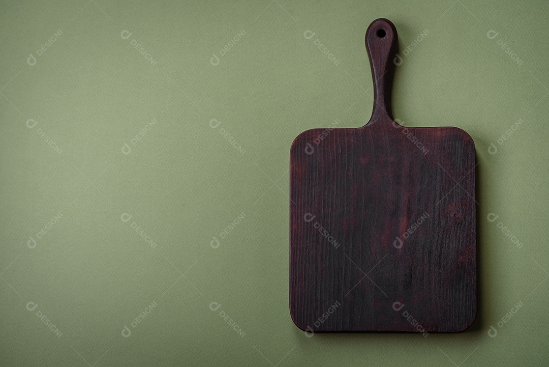 Tábua de corte retangular de madeira vazia em um fundo liso. Utensílios de cozinha na cozinha de casa