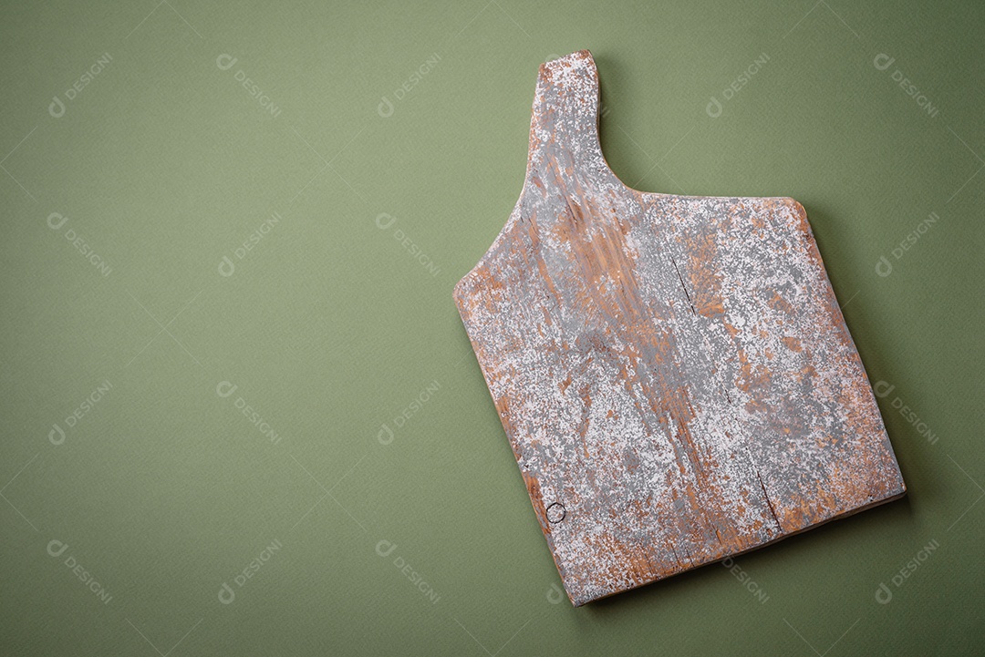 Tábua de corte retangular de madeira vazia em um fundo liso. Utensílios de cozinha na cozinha de casa