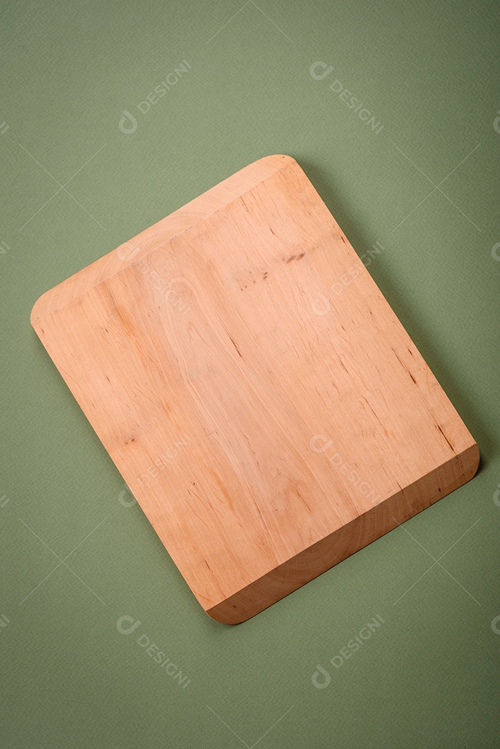 Tábua de corte retangular de madeira vazia em um fundo liso. Utensílios de cozinha na cozinha de casa