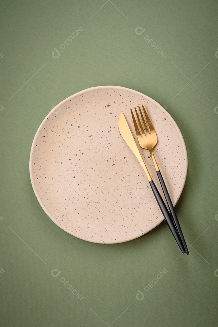 Placa cerâmica redonda vazia sobre um fundo liso, flatley com espaço de cópia. Utensílios de cozinha na cozinha de casa