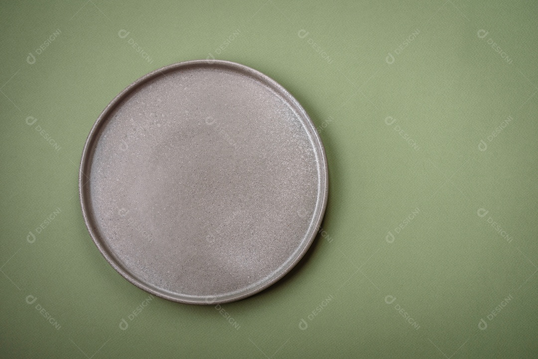 Tábua de corte retangular de madeira vazia em um fundo liso. Utensílios de cozinha na cozinha de casa