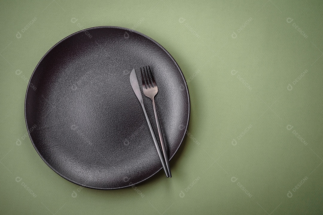 Tábua de corte retangular de madeira vazia em um fundo liso. Utensílios de cozinha na cozinha de casa