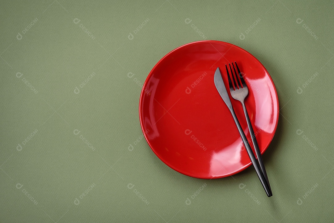 Tábua de corte retangular de madeira vazia em um fundo liso. Utensílios de cozinha na cozinha de casa