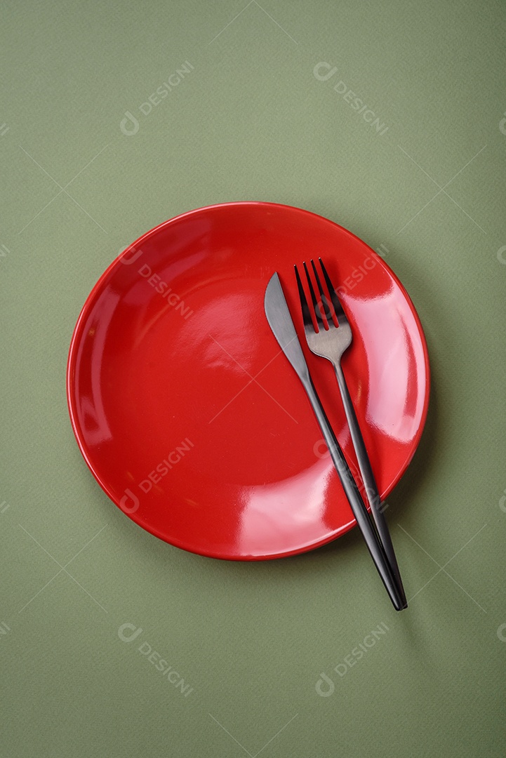 Tábua de corte retangular de madeira vazia em um fundo liso. Utensílios de cozinha na cozinha de casa