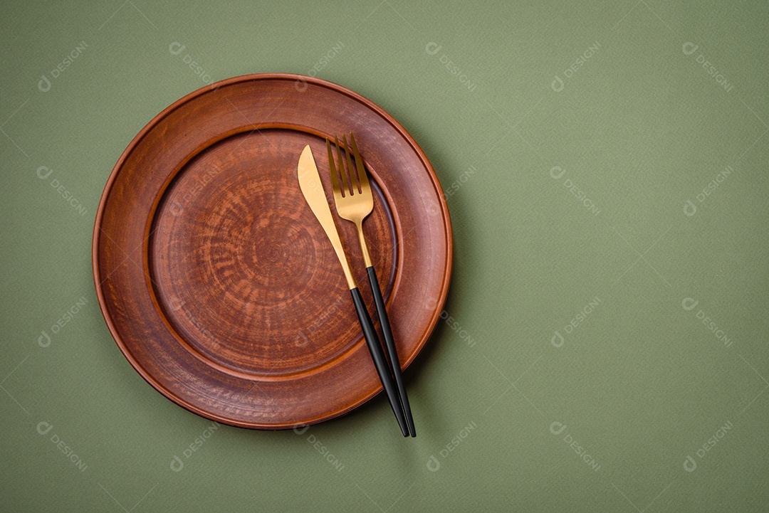 Tábua de corte retangular de madeira vazia em um fundo liso. Utensílios de cozinha na cozinha de casa