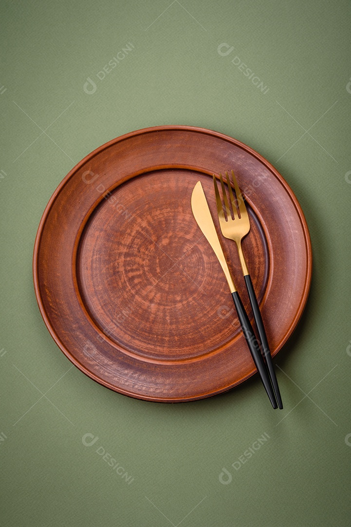 Tábua de corte retangular de madeira vazia em um fundo liso. Utensílios de cozinha na cozinha de casa