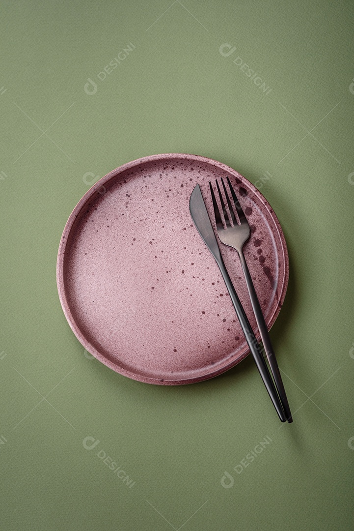 Tábua de corte retangular de madeira vazia em um fundo liso. Utensílios de cozinha na cozinha de casa