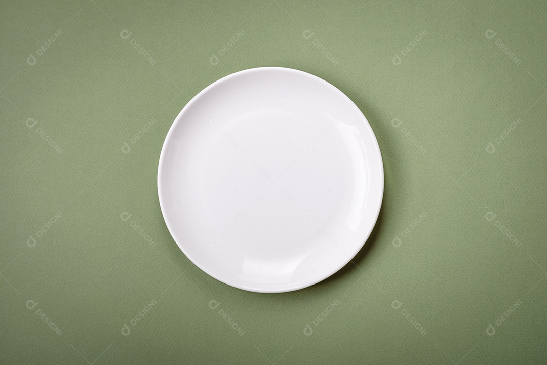 Tábua de corte retangular de madeira vazia em um fundo liso. Utensílios de cozinha na cozinha de casa