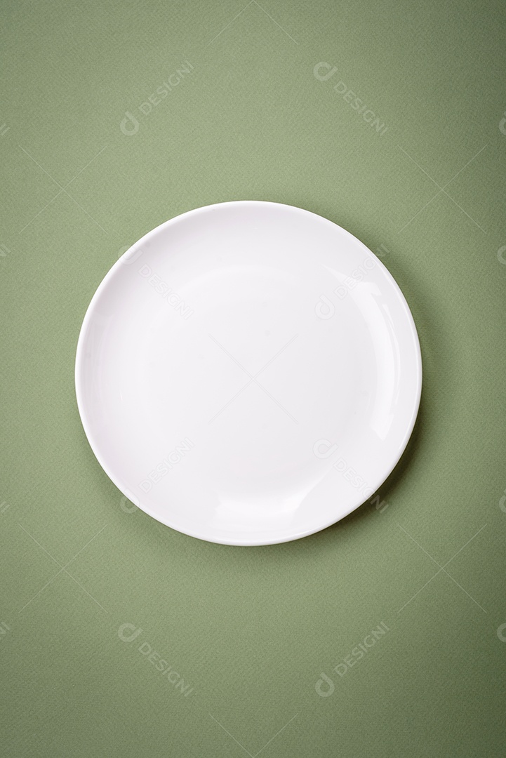 Tábua de corte retangular de madeira vazia em um fundo liso. Utensílios de cozinha na cozinha de casa