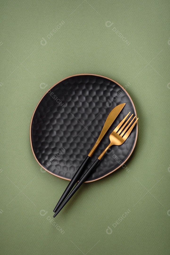 Tábua de corte retangular de madeira vazia em um fundo liso. Utensílios de cozinha na cozinha de casa