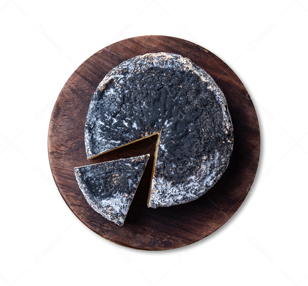 Tábua redonda de madeira com queijo encima e uma fatia