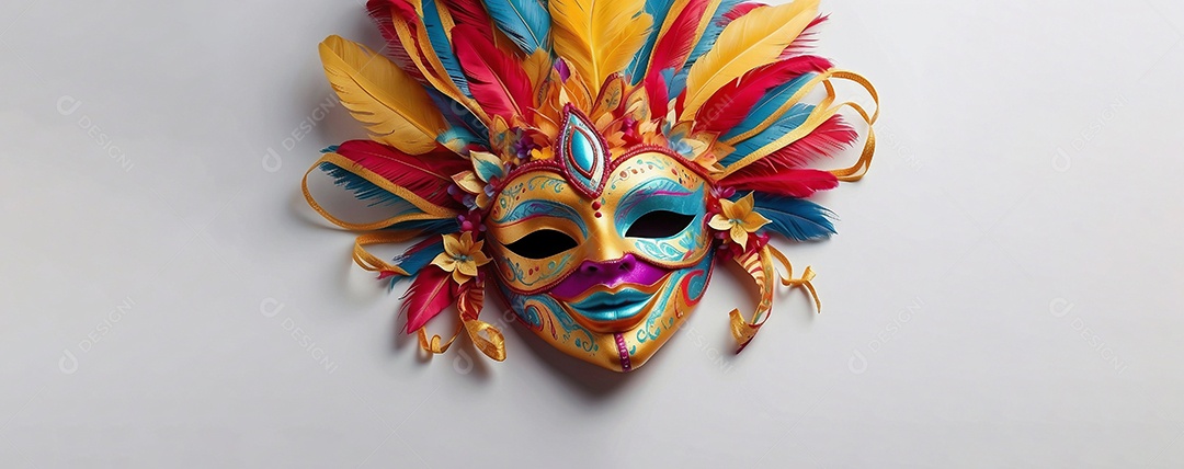 Máscara de Carnaval  com penas colorida sobre um fundo branco