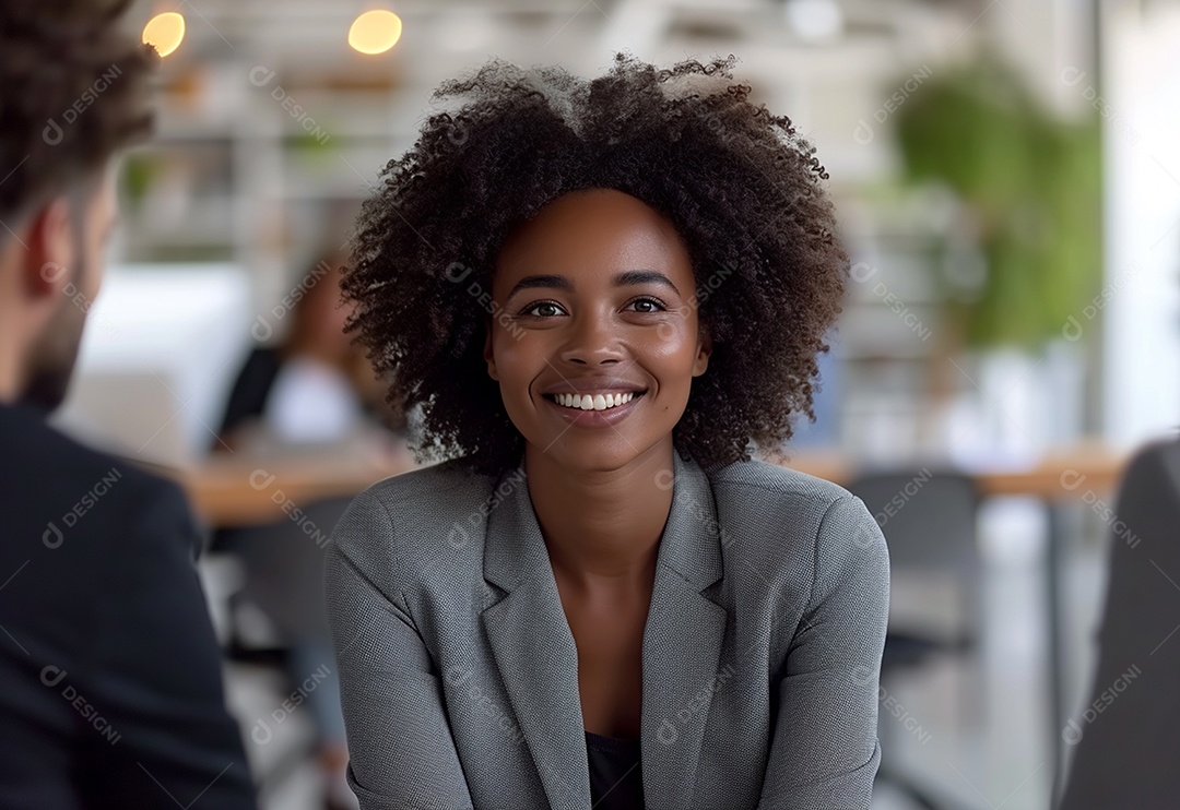 Grupo jovem e diversificado de pessoas tomando café e relaxando após o trabalho no escritório da empresa de marketing