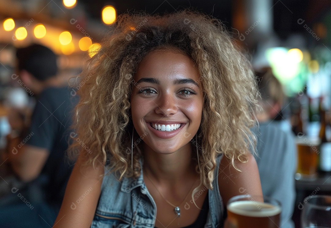 Grupo jovem e diversificado de pessoas tomando café e relaxando após o trabalho no escritório da empresa de marketing