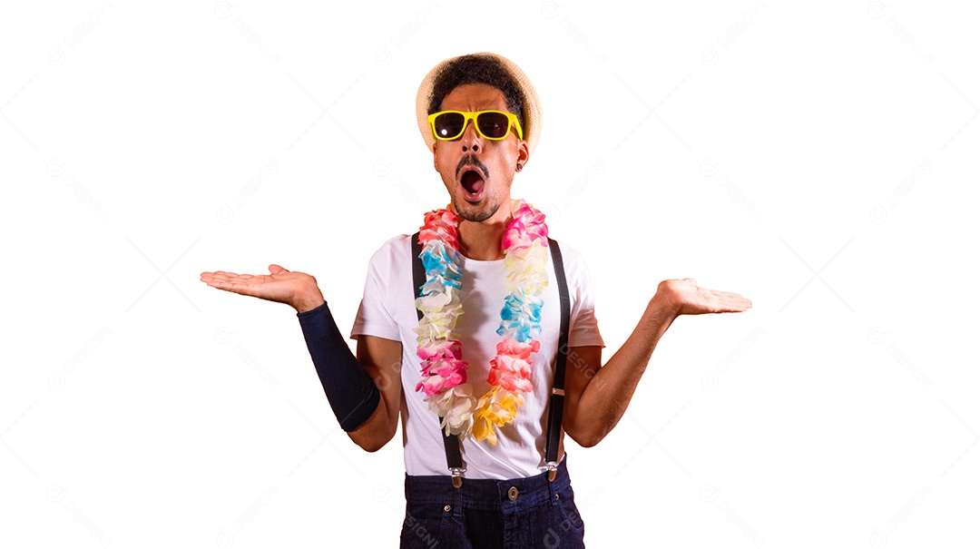 Homem negro lindo com fantasia de carnaval brasileira