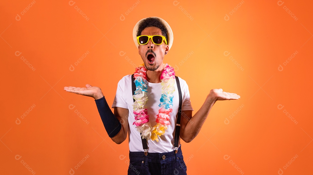Homem negro lindo com fantasia de carnaval brasileira