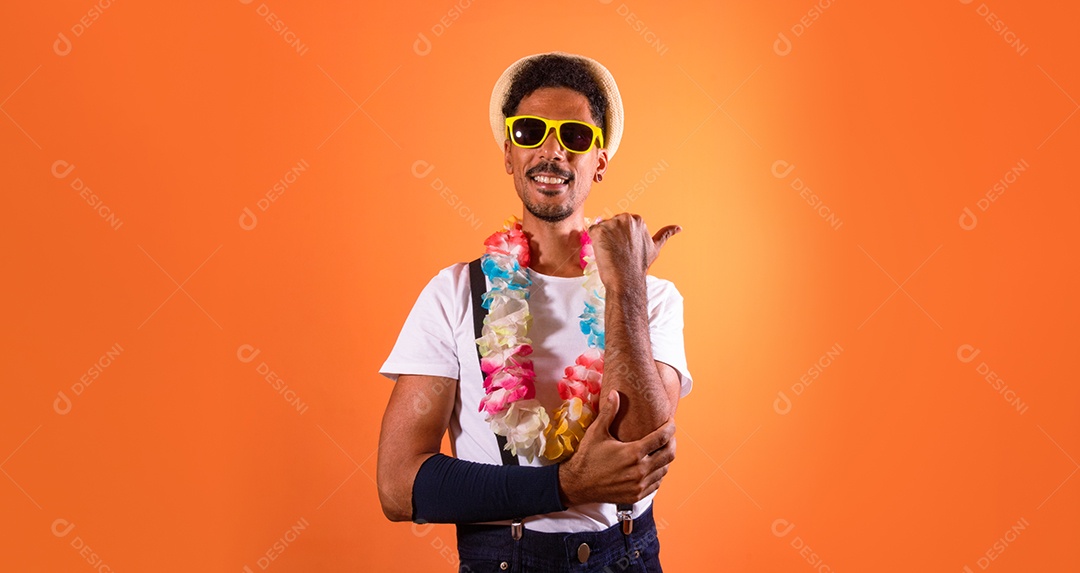 Homem negro lindo com fantasia de carnaval brasileira
