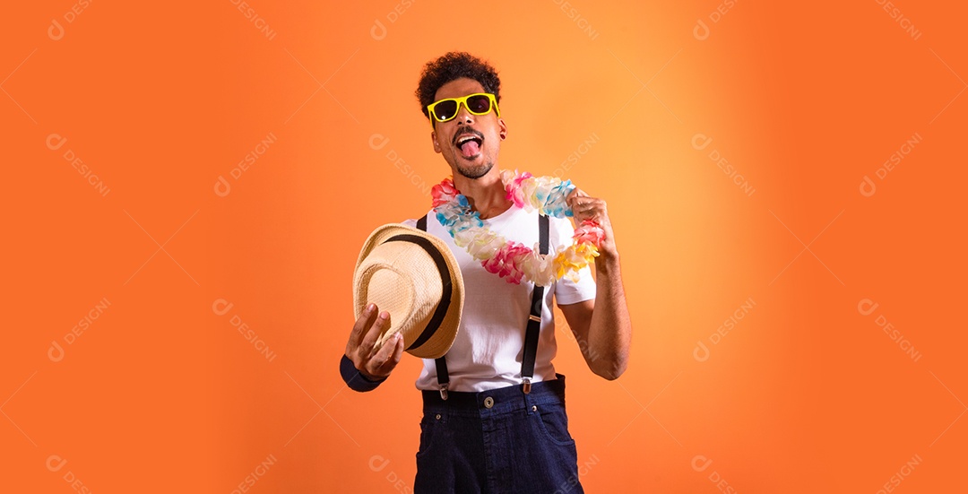 Homem negro lindo com fantasia de carnaval brasileira